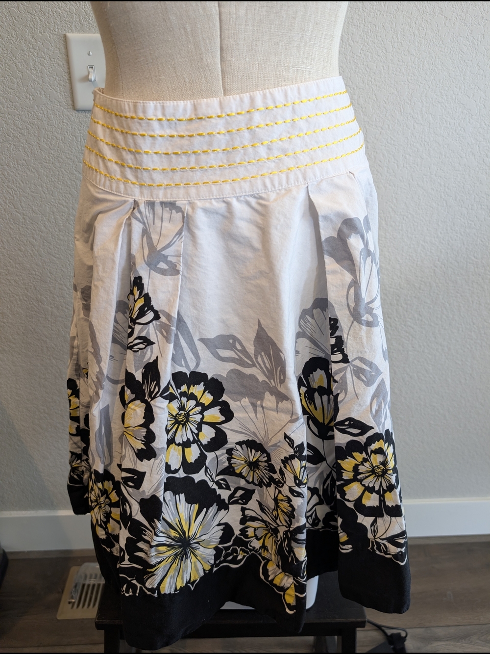 Aryeh Sz M White Floral A-Line Skirt with Yellow and Black Accents Boho - Picture 3 of 5